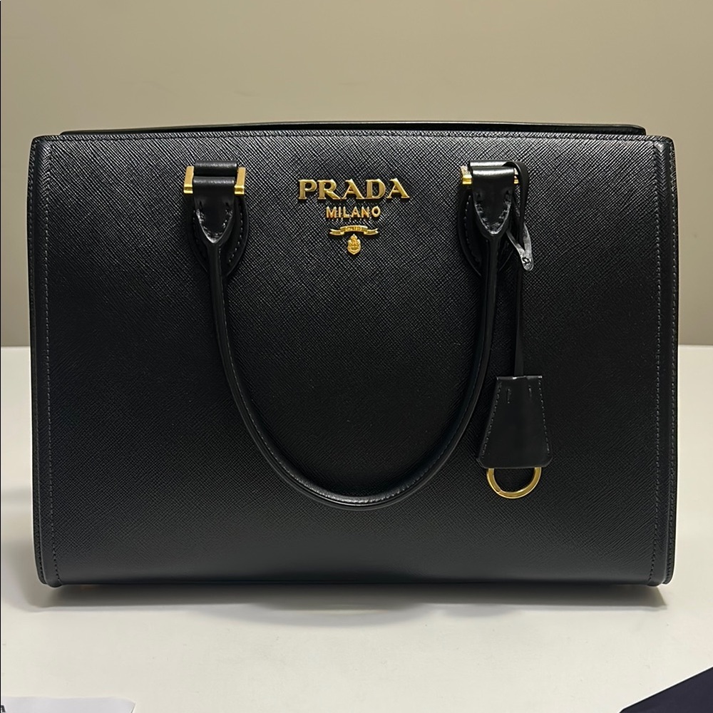 Prada black purse Borsa A Mano In Pelle Saffiano Soft Calf Leather New Authentic